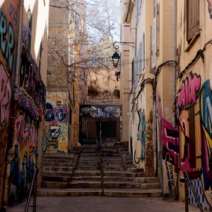 Escalier dans une ruelle bordée de maisons recouvertes de graffitis - France  - collection de photos clin d'oeil, catégorie rues